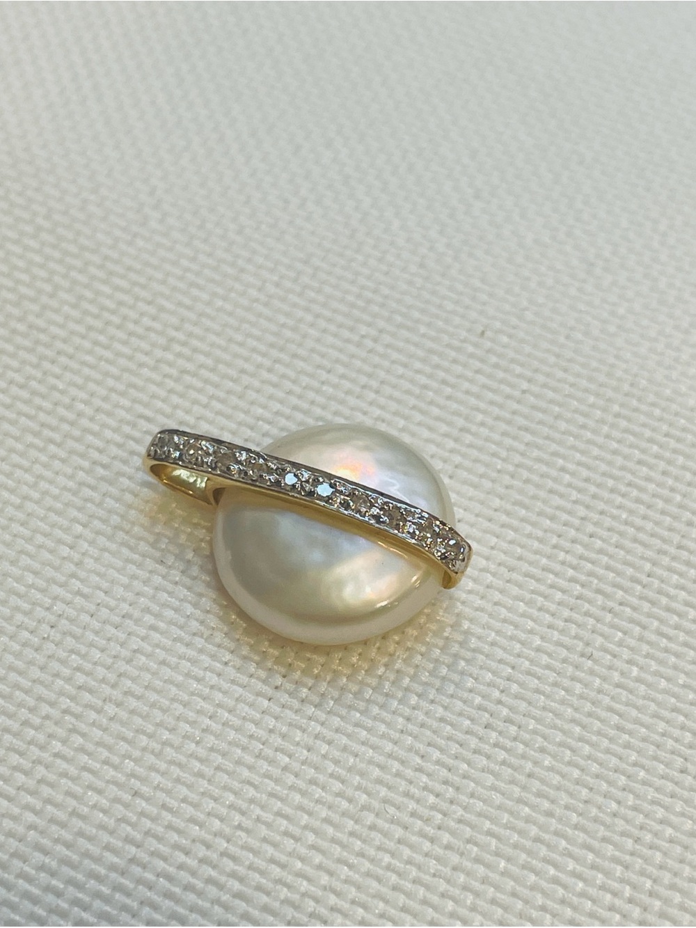 DIL 14k Yellow Gold Coin White Pearl And Diamonds Pendant Necklace